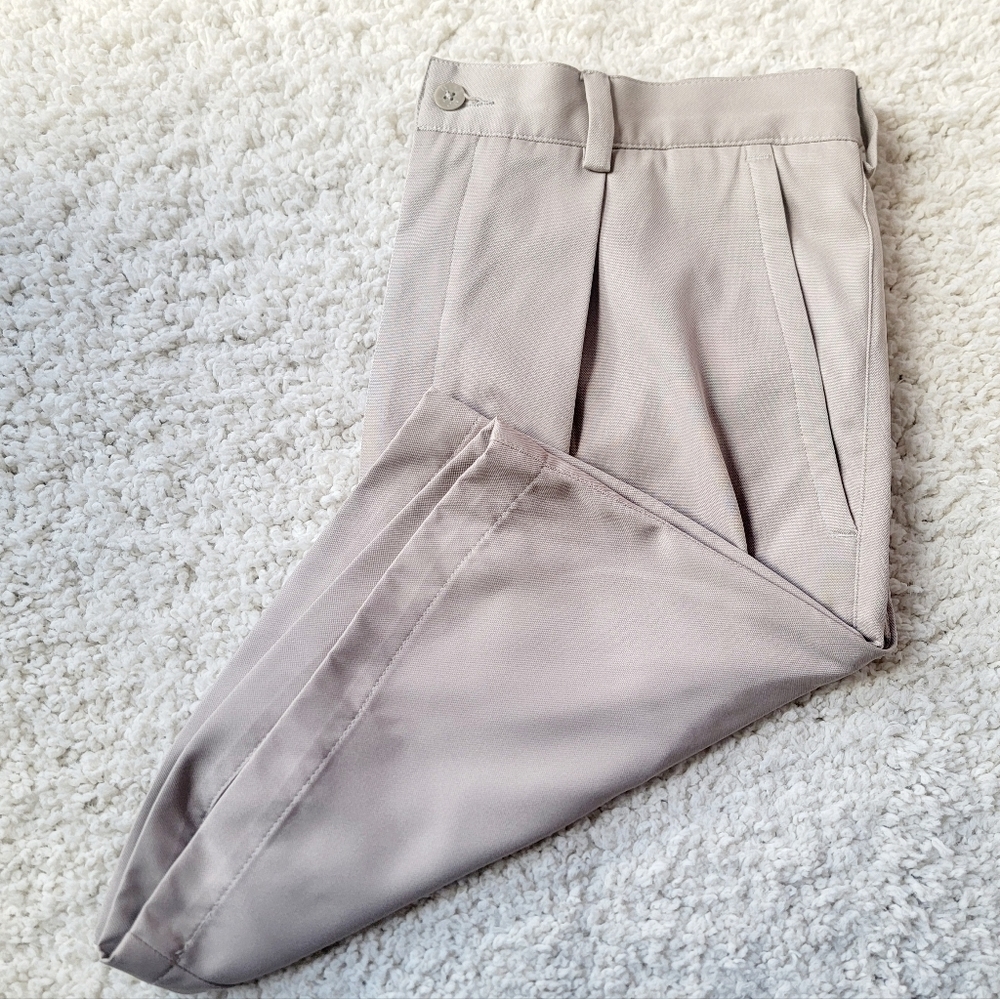 Nike Golf Shorts Beige w/ pleated front knee length 100% polyester size 32 logo